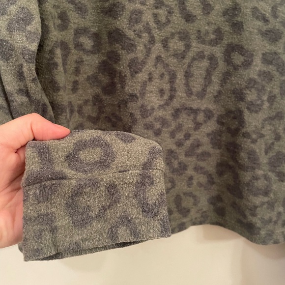 Long sleeve cheetah print top - Picture 5 of 5